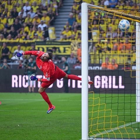 Kevin Trapp von Eintracht Frankfurt beim Spiel in Dortmund