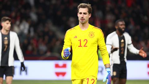 Kevin Trapp im gelben Trikot der Deutschen Nationalmannschaft.