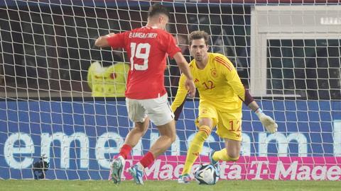 Kevin Trapp im Duell gegen Christoph Baumgartner.