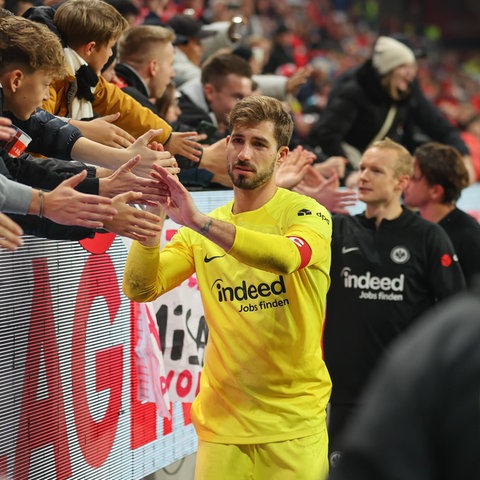 Kevin Trapp bedankt sich bei den mitgereisten Fans.