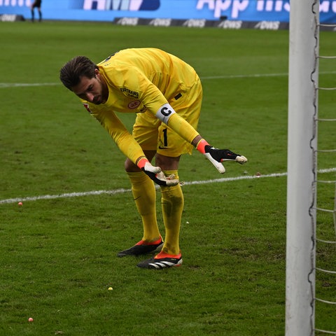 Kevin Trapp räumt seinen Sechzehner auf. 