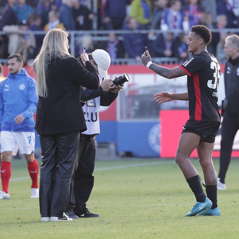 Eintracht-Profi Tuta sendet digitale Grüße.