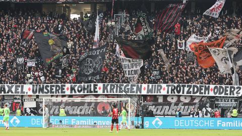 Plakat der Ultras Frankfurt im Spiel gegen Wolfsburg 