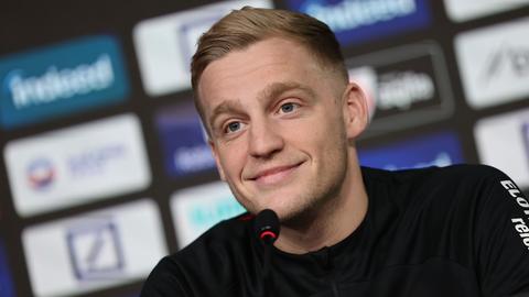 Donny van de Beek auf seiner ersten Pressekonferenz von Eintracht Frankfurt