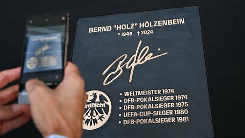 Eine Bronzeplatte für die verstorbene Eintracht-Legende Bernd Hölzenbein ist bei der Eröffnung des Walk of Fame "Für alle Zeit" von Eintracht Frankfurt am Frankfurter Stadion enthüllt worden.