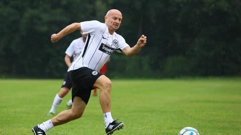 Thomas Zampach am Ball für die Eintracht-Traditionsmannschaft