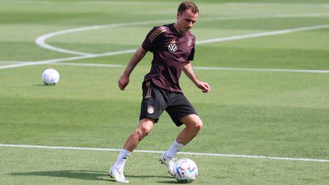 Mario Götze mit Ball im Training