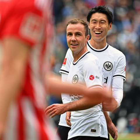 Götze und Kamada lächeln im Training