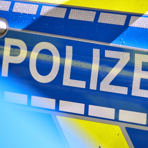 Nahaufnahme: Der Schriftzug "Polizei" auf einem Einsatzfahrzeug