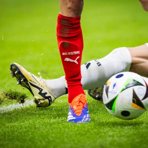 Kaputter Rasen im Frankfurter Stadion