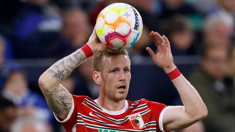 André Hahn im rot-weiss-grün gestreiften Trikot des FC Augsburg.