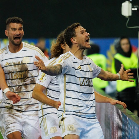 Marcel Gaus vom 1. FC Saarbrücken feiert sein Siegtor gegen die Bayern mit seinen Teamkollegen.