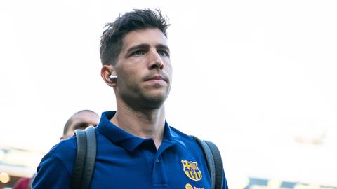 Sergi Roberto mit blauem Polo-Short des FC Barcelona.