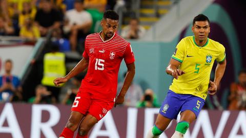 Sow behauptet vor dem Brasilianer Casemiro den Ball.