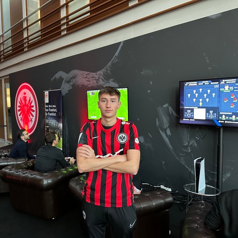 Fifa-Profi Emil Köhler vor der neuen Eintracht E-Sports-Academy