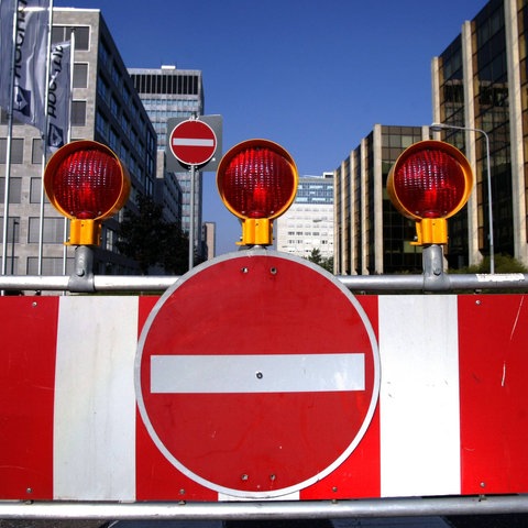 Eine gesperrte Straße in Frankfurt.