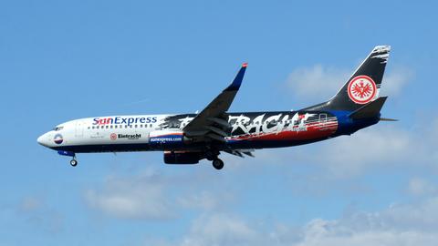 Flugzeug mit Eintracht-Schriftzug